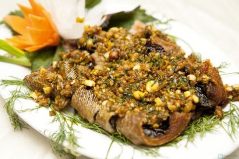 Cá chín, xé từng thớ thịt cá trắng dai, cuốn cùng rau cải hoặc bánh cuốn, rau thơm chấm mắm.