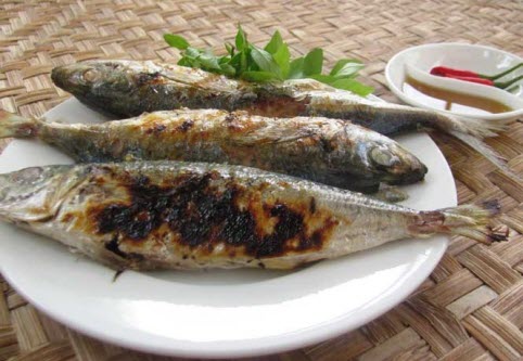 Cá nục gai Quảng Bình ngon nhất vì cá luôn căng mẩy, thịt ngọt lúc nướng mỡ chảy xèo xèo, thơm nức mũi.