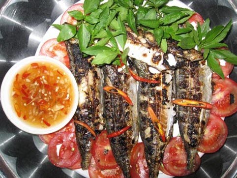 Cá nục gai nướng xong còn bốc khói được đặt trên mẹt tre, gỡ nhẹ lớp vảy, thịt cá trắng thơm hiện ra là có thể ăn luôn.